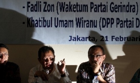 Waketum Partai Gerinda Fadli Zon (kiri) didampingi Anggota Fraksi Partai Demokrat DPR Khatibul Umam Wiranu (tengah) dan Ketua Umum PNBKI Eros Djarot (kanan)