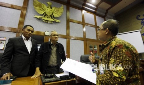 Wakil Badan Legislasi Totok Daryanto ( kiri)