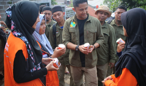 Wakil Bupati Bandung Barat Hengky Kurniawan mengunjungi posko relawan Rumah Zakat Action.