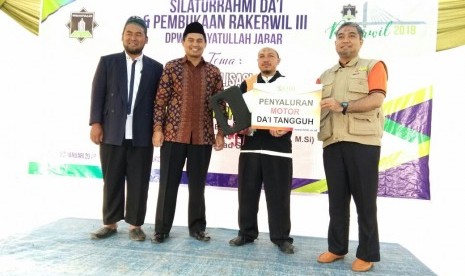 Wakil Bupati Bandung H Gungun Gunawan (kedua dari kiri) didampingi Kepala BMH Perwakilan Jabar Rahmat Hidayat (kanan) menyerahkan bantuan sepeda motor kepada Ketua Pos Da’i Ustad.Iryana,S.Pd di Ponpes Hidayatullah Kampus II, Soreang, Kabupaten Bandung, Sabtu (27/1).