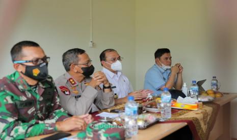 Wakil Bupati Bangka Barat (Babar), Bong Ming Ming saat melakukan rapat tertutup bersama Gubernur Babel, Erzaldi Rosman; Kapolda Babel, Irjen Pol Anang Syarif Hidayat; dan  Danrem 045/Garuda Jaya Jangkung Widyanto.