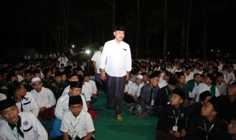 Wakil Bupati Banyuwangi Yusuf Widiyatmoko (tengah) saat acara Kemah Santri yang diikuti oleh 999 santri se-Banyuwangi pada 20-21 Oktober 2019 di Hutan Pinus Songgon, Banyuwangi. 