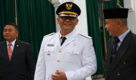 Wakil Bupati Bogor, Iwan Setiawan, (ilustrasi). Wakil Bupati Bogor, Iwan Setiawan bersama Perempuan Garda Nusantara (PGN) membagikan belasan perangkat tablet kepada siswa SMP Negeri 1 Cisarua, Kabupaten Bogor, Jawa Barat, untuk mendukung kegiatan pembelajaran.