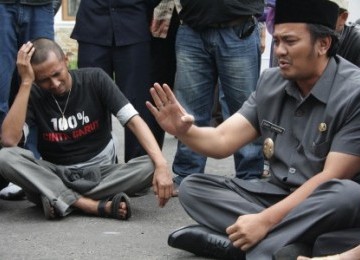 Wakil Bupati Garut, Diky Chandra, (kanan) menenangkan pendukungnya yang histeris di halaman rumah Dinas Wakil Bupati Garut Jalan Patriot, Garut kota, Jawa Barat.