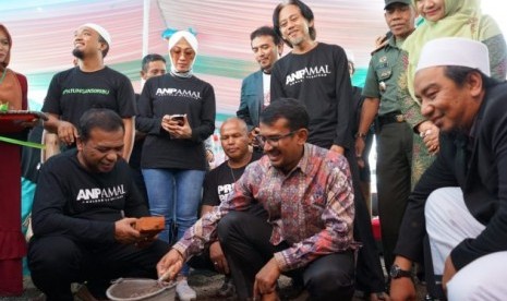 Wakil Bupati Garut, dr H  Helmi Budiman, didampingi pemain sinetron Preman Pensiun, melaksanakan peletakan batu pertama pembangunan Pondok Pesantren Yadul 'Ulya, Garut.