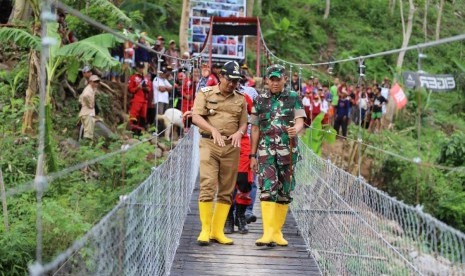 Wakil Bupati Garut Helmi Budiman dan Dandim 0611/Garut meresmikan jembatan gantung penghubung Desa Tanjungjaya dan Desa Tegalgede. 