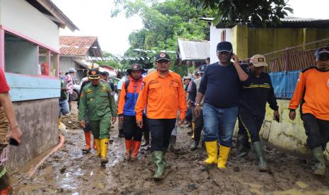 Wakil Bupati Garut, Helmi Budiman, didampingi Sekretaris Daerah Kabupaten Garut, Nurdin Yana, meninjau secara langsung kondisi terkini lokasi bencana di Desa Mandalakasih, Kecamatan Pameungpeuk, Kabupaten Garut, Jumat (23/9/2022). 