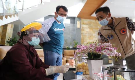 Wakil Bupati Garut Helmi Budiman melakukan proses skrining oleh petugas kesehatan dari Puskesmas Pembangunan, di kediamannya, Tarogong Kidul, Sabtu (30/1). 