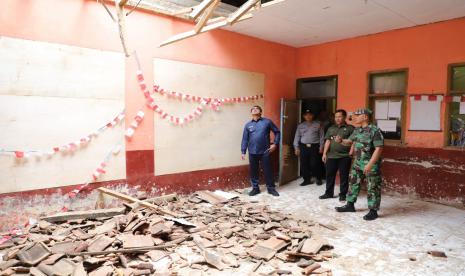 Wakil Bupati Garut, Helmi Budiman, meninjau secara langsung kondisi salah satu kelas di SDN 1 Bunisari yang mengalami atap ambruk, Selasa (4/10/2022). 