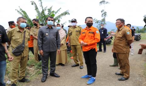 Wakil Bupati Garut, Helmi Budiman meninjau tempat relokasi korban pergerakan tanah di Kampung Cipager, Desa Karyamekar, Kecamatan Cilawu, Kabupaten Garut, Selasa (23/2).