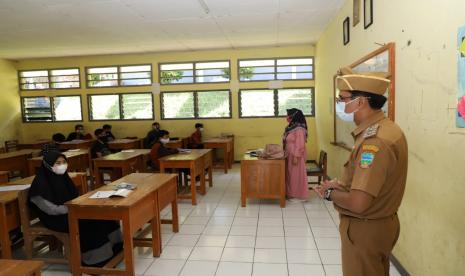 Wakil Bupati Garut, Helmi Budiman meninjau uji coba PTM di sejumlah sekolah di Kabupaten Garut, Senin (19/4).