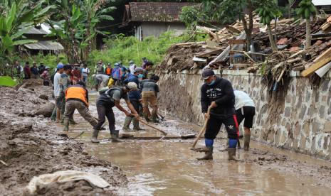 Wakil Bupati Garut, Helmi Budiman, meninjau wilayah terdampak tanah longsor di Kecamatan Talegong, Kabupaten Garut. Badan Penanggulangan Bencana Daerah (BPBD) Kabupaten Garut, Jawa Barat, akan melibatkan tim dari Pusat Vulkanologi dan Mitigasi Bencana Geologi (PVMBG) untuk mengkaji daerah yang sering dilanda bencana longsor seperti di Kecamatan Talegong maupun Cisewu.