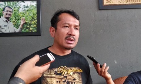 Wakil Bupati Garut Helmi Budiman meminta maaf karena masih banyak jalan yang rusak di wilayahnya.