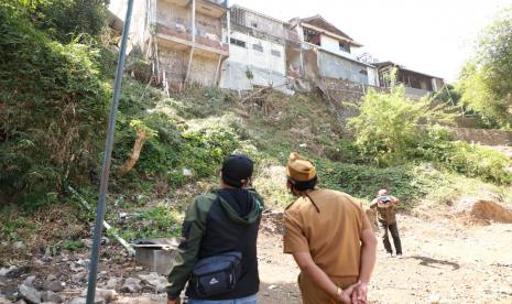 Wakil Bupati Helmi Budiman, meninjau lokasi sungai dan tebing rawan longsor pada kawasan pemukiman penduduk di Kampung Dayeuhandap, Kecamatan Garut Kota, Senin (31/8). 