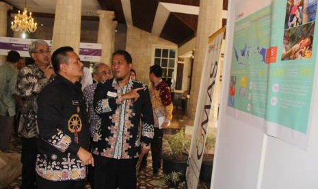 Wakil Bupati Indramayu H.Supendi melihat paparan program Si Bayu