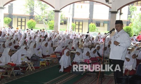 Wakil Bupati Indramayu H. Supendi membuka kegiatan menulis sehari Mushaf Al-Qur’an.