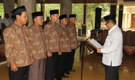 Wakil Bupati Indramayu H Supendi mengukuhkan pengurus Baznas Indramayu Priode 2016-2021.