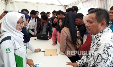 Wakil Bupati Indramayu membuka Job Fair 2017 berbincang dengan pencari kerja di acara Job Fair 2017.