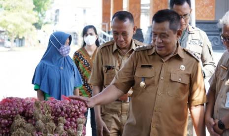  Wakil Bupati Joko Purnomo dalam kegiatan Gerakan Pangan Murah yang digelar di Pendopo Kompleks Pemda II Bantul.