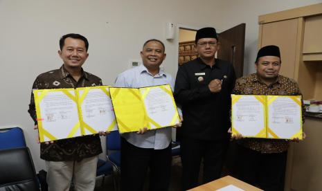 Wakil Bupati Kabupaten Sleman, Danang Maharsa, menyepakati penyerahan dana hibah Pilkada serentak 2024 kepada KPU dan Bawaslu Sleman, di Ruang Rapat Kantor Setda Sleman, Selasa (1/8/2023). 