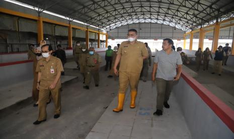 Wakil Bupati Malang, Didik Gatot Subroto dan jajarannya meninjau Pasar Sumedang di Kecamatan Kepanjen, Kabupaten Malang, Selasa (15/2/2022).