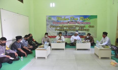 Wakil Bupati Malang, Didik Gatot Subroto melakukan peletakan batu pertama untuk pembangunan Lembaga Pendidikan Agama Islam(LPAI) Al- Falah di Desa Bedali Kecamatan Lawang Kabupaten Malang pada Ahad (26/9). 