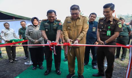   Wakil Bupati Malang, Didik Gatot Subroto (tengah), meresmikan sumur bor penggunaan air bersih di Kecamatan Bululawang, Kabupaten Malang, Selasa (25/7/2023). 