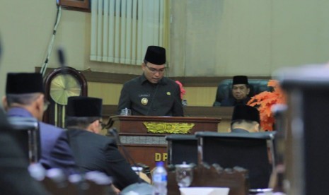 Wakil Bupati Muba Beni Hernedi mewakili Bupati Dodi Reza Alex menyampaikan pendapat pemerintah terkait Raperda tentang Pengelolaan Zakat, Infak, dan Sedekah pada rapat paripurna masa persidangan III di ruang rapat paripurna DPRD Kabupaten Muba, Selasa (4/12).