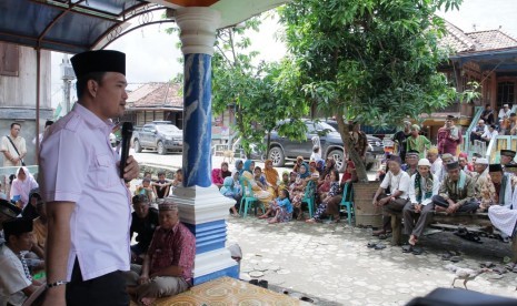 Wakil Bupati Musi Banyuasin (Muba) Beni Hernedi, Jumat (14/12) melakukan safari Jumat di Masjid At Taqwa Desa Tanjung Timur, Kecamatan Lais. Kepada jamaah dan warga Beni Hernedi menjelaskan tentang penyaluran zakat dan Program Muba Mengaji dan Sarjana Bina Desa.