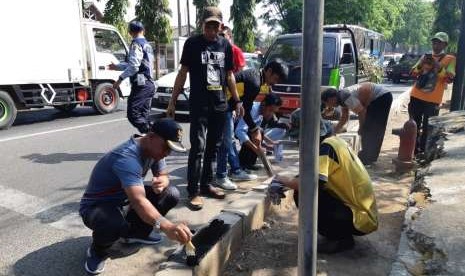 Wakil Bupati Purwakarta, Aming, turun langsung ke lapanga  untuk membersihkan trotoar di Jl A Yani, Kelurahan Cipaisan, Purwakarta, Jumat (28/9). 