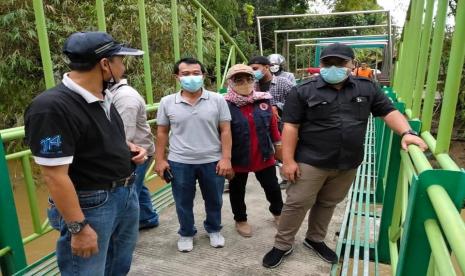 Wakil Bupati Rembang Mochamad Hanies Cholil Barro didampingi Kepala Dinas Pekerjaan Umum dan Tata Ruang Gantiarto dan Kepala Pelaksana Badan Penanggulangan Bencana Daerah Sri Anjarwati meninjau lokasi longsor tersebut.