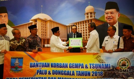 Wakil Bupati Serang Panji Tirtayasa menyerahkan donasi untuk korban bencana di Sulteng kepada sekjen DMI Imam Addaruqutni disaksikan wakil ketua DMI Syafruddin, Rabu (24/10)