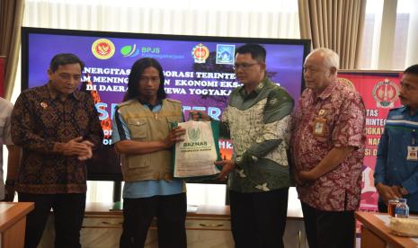 Wakil Bupati Sleman, Danang Maharsa, menyerahkan bantuan kepada seorang eks Narapidana Terorisme (Napiter) di kantor Wakil Bupati Sleman, Selasa (3/10/2023).