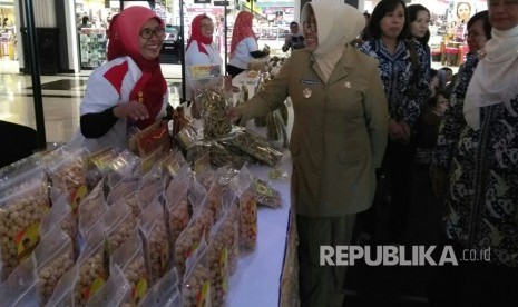 Wakil Bupati Sleman Sri Muslimatun, membuka lomba Lukis Cinta Ikan dan mengunjungi UMKM olahan ikan dalam rangka Kampanye Makan Ikan, di Jogja City Mall, Senin (21/8). 