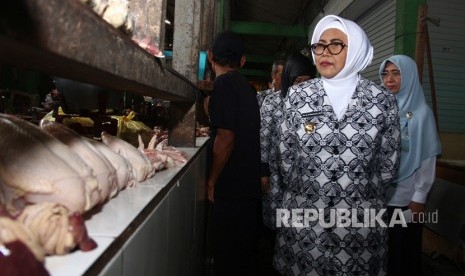  Wakil Bupati Sleman, Sri Muslimatun, saat memimpin pemantauan  harga sembako di Pasar Gamping, Jumat (21/12).