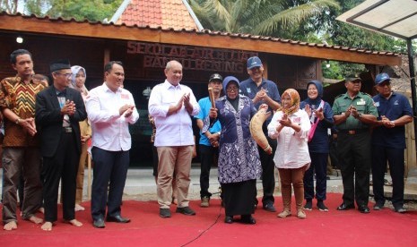 Wakil Bupati Sleman, Sri Muslimatun, saat meresmikan Sekolah Air  Hujan Banyu Bening di Dusun Tempursari, Desa Sardonoharjo, Kecamatan  Ngaglik, Kabupaten Sleman, DIY, Senin (9/9).