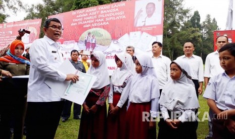 Wakil Bupati Sukabumi Adjo Sardjono memberikan akta kelahiran kepada pelajar di Lapangan Hotel Selabintana, Kabupaten Sukabumo Rabu (26/4).