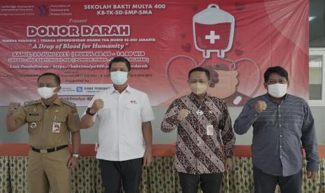 Wakil Camat Kebayoran Baru Sideiq Rawanta, Ketua PMI DKI Jakarta Rustm Effendi, Plt  Walikota Jakarta Selatan Isnawa Adji, dan Ketua Pelaksana Harian (KPH) Yayasan Bakti Mulya 400 Sutrisno Muslimin (dari kiri ke kanan) pada acara pembukaan kegiatan donor darah di Sekolah Bakti Mulya 400 Jakarta, Kamis (24/6).