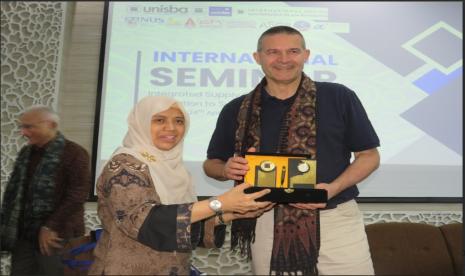 Wakil Dekan 1 Fakultas Ekonomi & Bisnis Unisba Prof Dr Tasya Aspiranti, SE MSi memberikan kenang-kenangan pada salah seorang pembicara