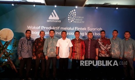 Wakil Dewan Pembina Masyarakat Ekonomi Syariah Jenderal TNI (Purn) Moeldoko (baju putih), bersama CEO Ammana Fintek Syariah (batik biru tengah), Advisor Komite Strategis dan Pusat Riset OJK Ahmad Buchori (batik merah berkacamata) dan Wakil Ketua Badan Wakaf Indonesia (BWI) Imam Teguh Saptono (batik ungu berkacamata) melakukan soft launching PT Ammana Fintek Syariah di Menara 165 Jakarta, Senin (15/4).