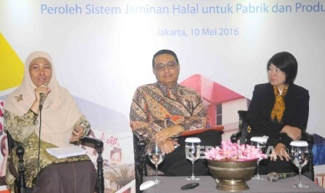 Wakil Direktur Lembaga Pengkajian Pangan, Obat-obatan, dan Kosmetika Majelis Ulama Indonesia (LPPOM MUI), Muti Arintawati (kiri)