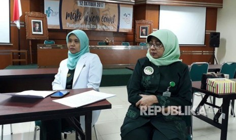 Wakil Direktur Pelayanan dan Pendidikan RS Mata Dr YAP Rastri Paramita (kanan) dan Dokter Spesialis mata subdivisi glaukoma RS Mata Dr YAP Erin Arsianri.