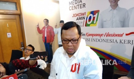  Wakil Direktur Saksi TKN, Lukman Edy di Posko Cemara TKN,  Menteng, Jakarta Pusat, Rabu (27/2).