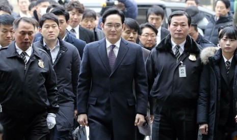 Wakil Direktur Samsung Electronics Lee Jay-yong (tengah) terjerat tuduhan penyuapan, penggelapan dan sumpah palsu. Kasusnya juga menyeret Presiden Korea Selatan Park Geun-hye.