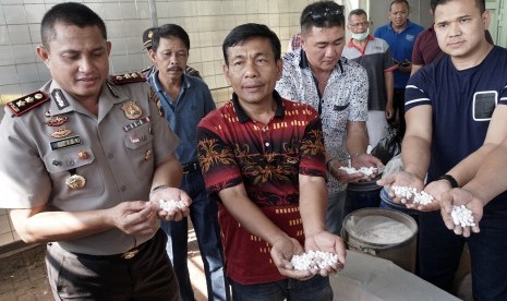 Wakil Direktur Tindak Pidana Narkotika, Bareskrim Mabes Polri, Kombes Pol John Turman Panjaitan (tengah), menunjukan barang bukti pil PCC, saat penggerebekan pabrik pembuat pil PCC di Kelurahan Pabuaran, Purwokerto, Banyumas, Jateng, Selasa (19/9). 