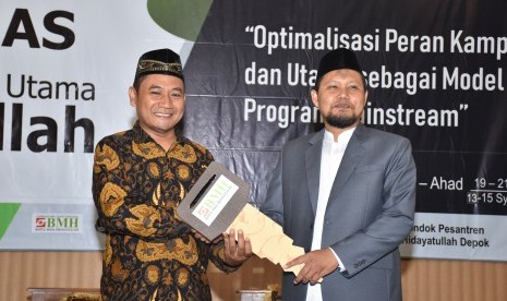 Wakil Direktur Utama BMH Pusat, Supendi (kiri) menyerahkan secara simbolis bantuan ambulans BMH  kepada Ketua Yayasan Pesantren Hidayatullah Depok, Ustaz Lalu Mabrul MPdI.