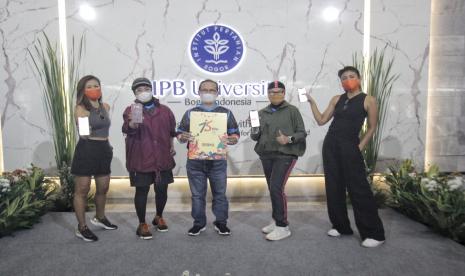 Wakil Direktur Utama BNI Adi Sulistyowati (kedua kiri), Wakil Rektor Sumber Daya, Perencanaan dan Keuangan IPB University Prof. Dr. Ir. Agus Purwito M.Sc. Agr (tengah), Direktur Bisnis Konsumer BNI Corina Leyla Karnalies (kedua kanan), Brand Ambassador BNI Mobile Banking Marianne Rumantir (kiri) dan Sigi Wimala (kanan) menunjukkan aplikasi BNI Mobile Banking dan Mock-up Kartu BNI TapCash Edisi Khusus HUT ke-75 BNI di Bogor, Ahad (30 Mei 2021).