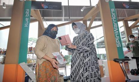  Wakil Direktur Utama BNI Adi Sulistyowati tengah melakukan kunjungan Bazaar UMKM Perempuan Binaan BNI dalam Peringatan Hari Kartini Bersama Srikandi BNI, Kamis (21/4/2022).  BNI meyakini jika tradisi besar seorang Kartini sebagai pendobrak perubahan harus diberi ruang. Kesempatan seluas-luasnya ini diciptakan dan diberikan BNI bagi sejumlah perempuan berprestasi dalam perusahaan, yang ikut menopang pertumbuhan BNI yang secara berkelanjutan.