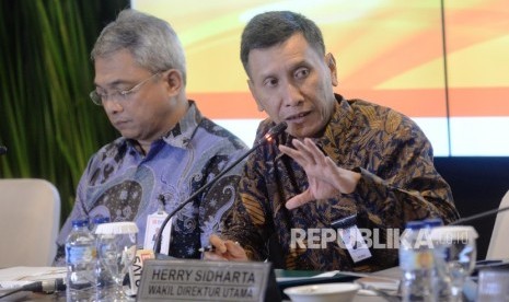 Wakil Direktur Utama BNI Herry Sidharta (kanan), dan Direktur Keuangan & Risiko Kredit Rico Rizal Budidarmo (kiri), bersama jajaran direksi memberikan keterangan pers seusai Paparan Kinerja Q3 tahun 2017 Bank Negara Indonesia (BNI), Jakarta, Kamis (12/10).