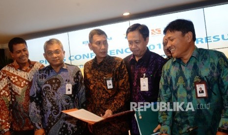 Wakil Direktur Utama BNI Herry Sidharta (tengah) berbincang bersama Direktur Keuangan & Risiko Kredit Rico Rizal Budidarmo (kedua kiri), Direktur Bisnis Konsumer Anggoro Eko cahyo (kiri), Direktur Tresuri & Internasional Panji Irawan (kedua kanan), dan Direktur Perencanaan & Operasional Bob T. Ananta (kanan) berfoto bersama usai Paparan Kinerja Q3 tahun 2017 Bank Negara Indonesia (BNI), Jakarta, Kamis (12/10).